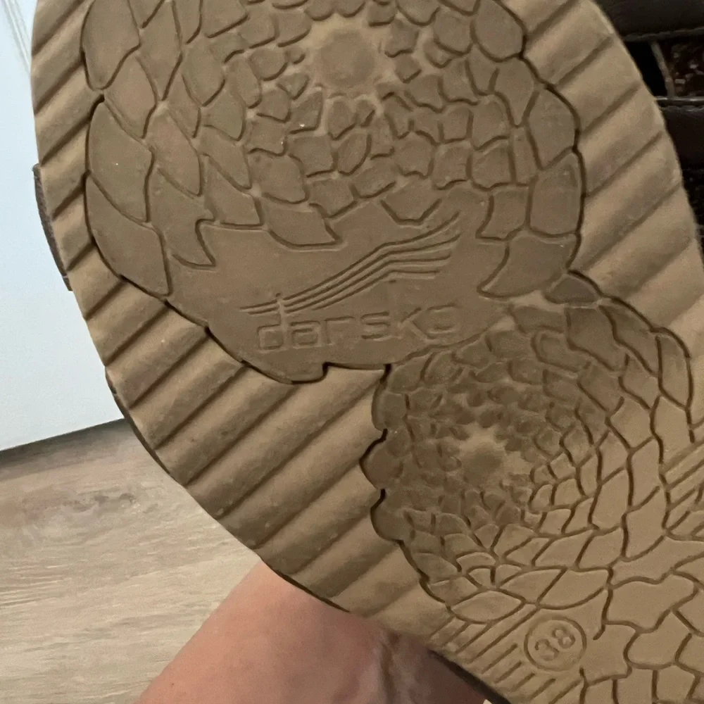 ✅DANSKO ,leather ,Pewter Metallic color Sandel shoes with adjustable strap - Picture 11 of 11